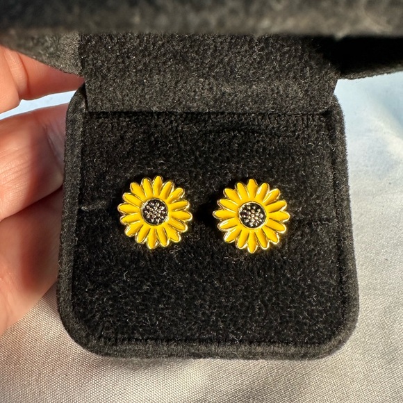 Tiny enameled sunflower earrings - Picture 1 of 4